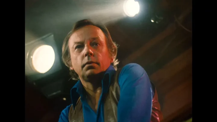 Naakt over de schutting (1973) (FullHDRip)