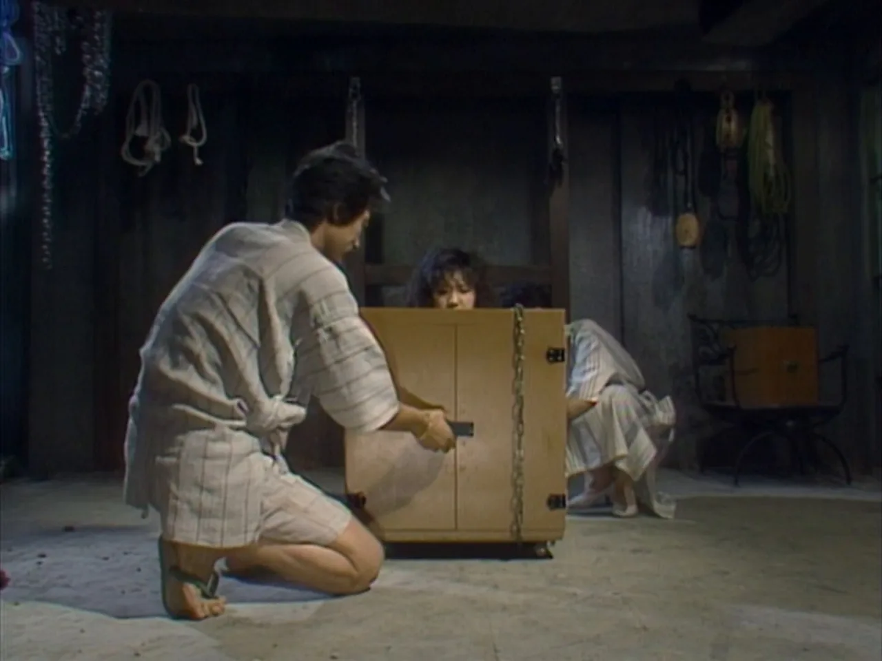 Hako no naka no onna: Shojo ikenie (1985)