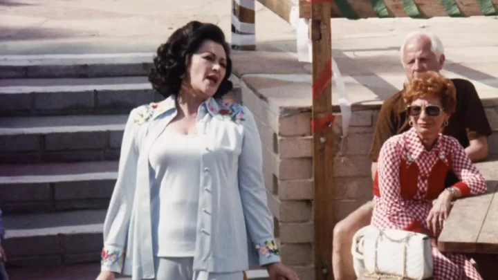 Blazing Stewardesses (1975)