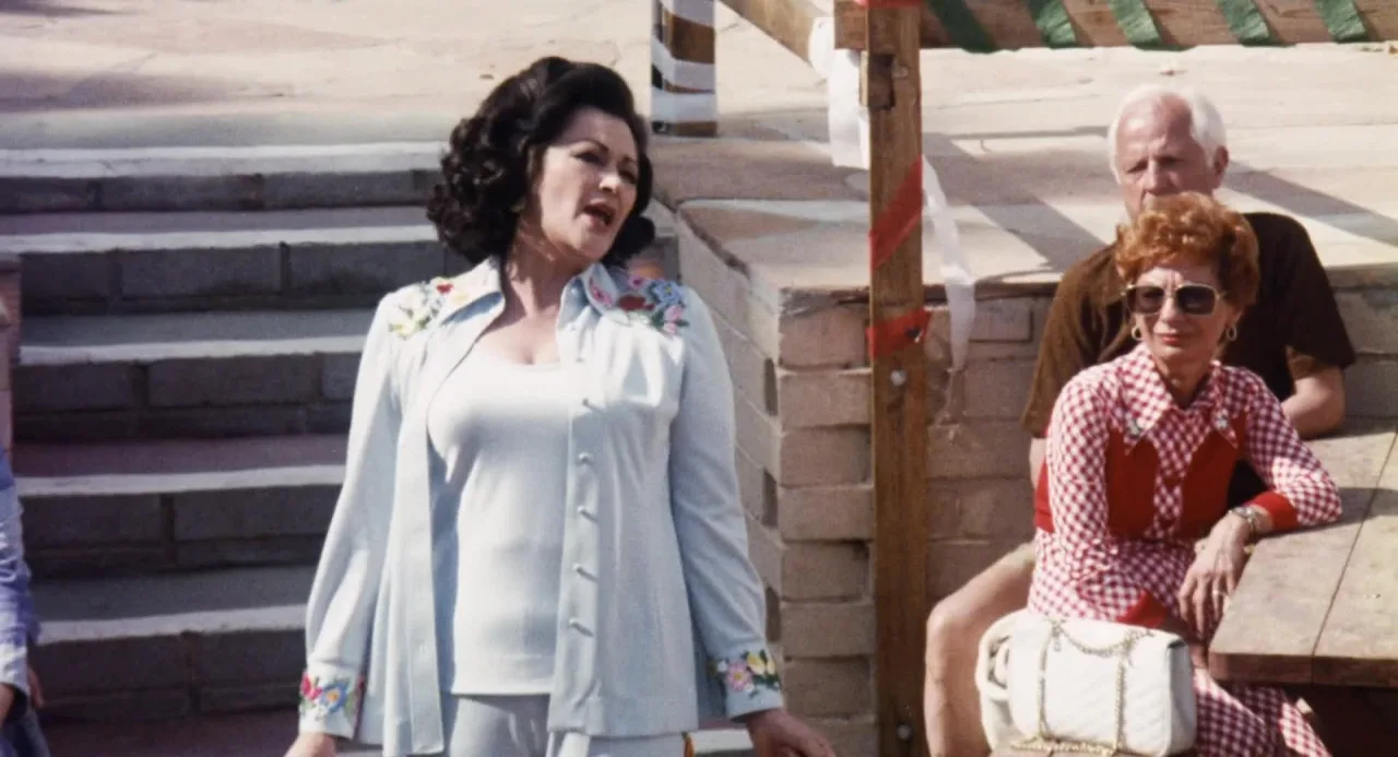 Blazing Stewardesses (1975)