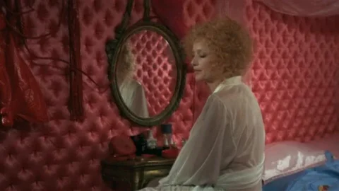 La mazurka del barone, della santa e del fico fiorone (1975)